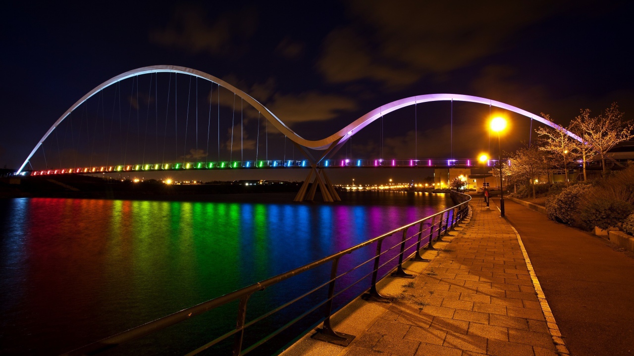 Радужная ночная подсветка моста