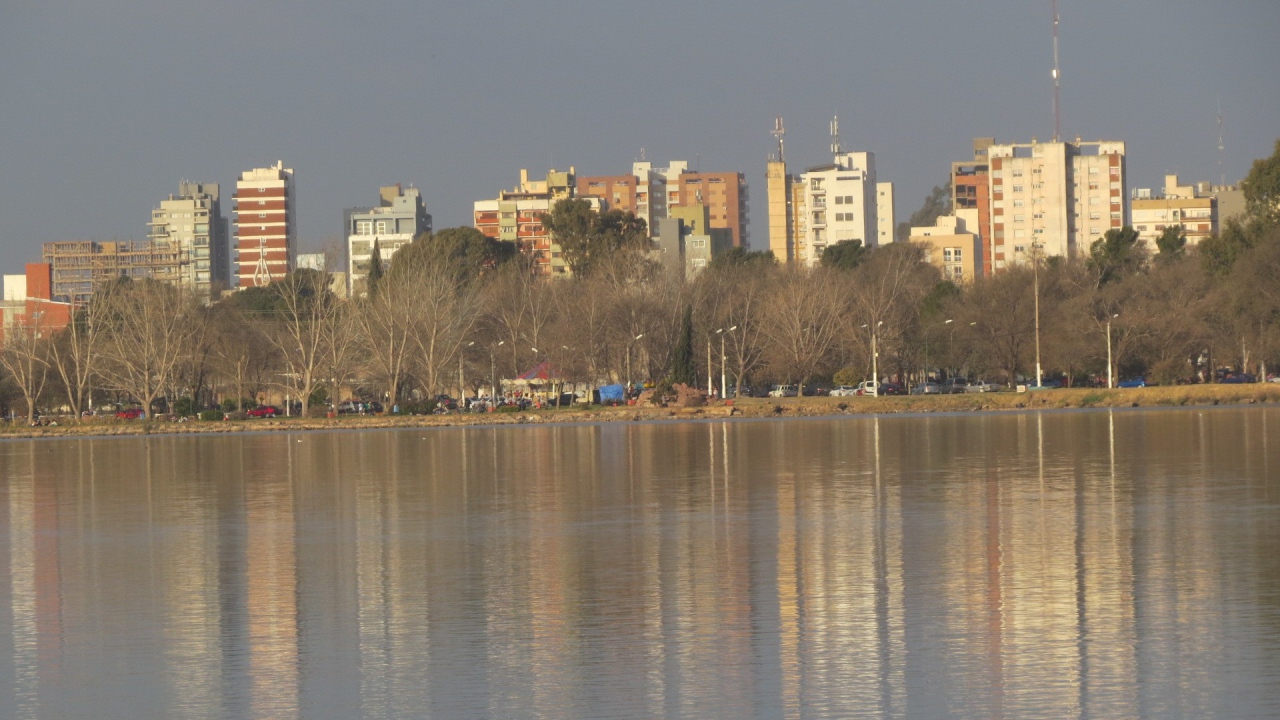 Жилые здания на берегу городского пруда