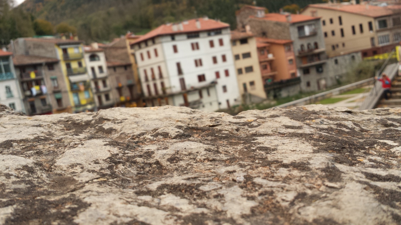 Камень на фоне городских домов, Барселона