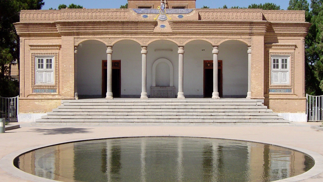 Бассейн во дворе, Иран