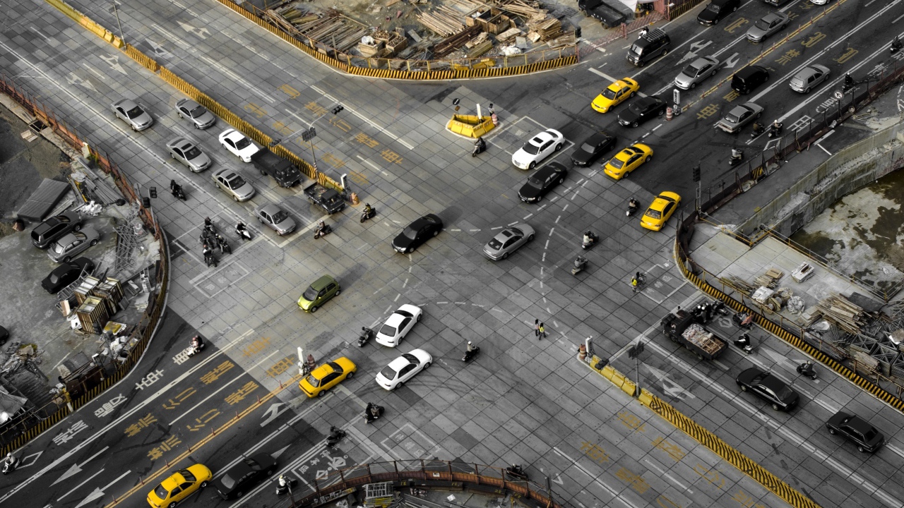 Такси на перекрестке в городе, Япония