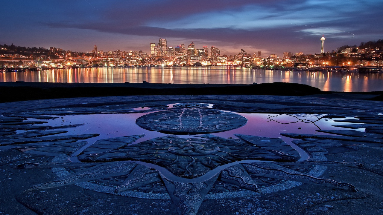 Фигура на набережной Сиэтла