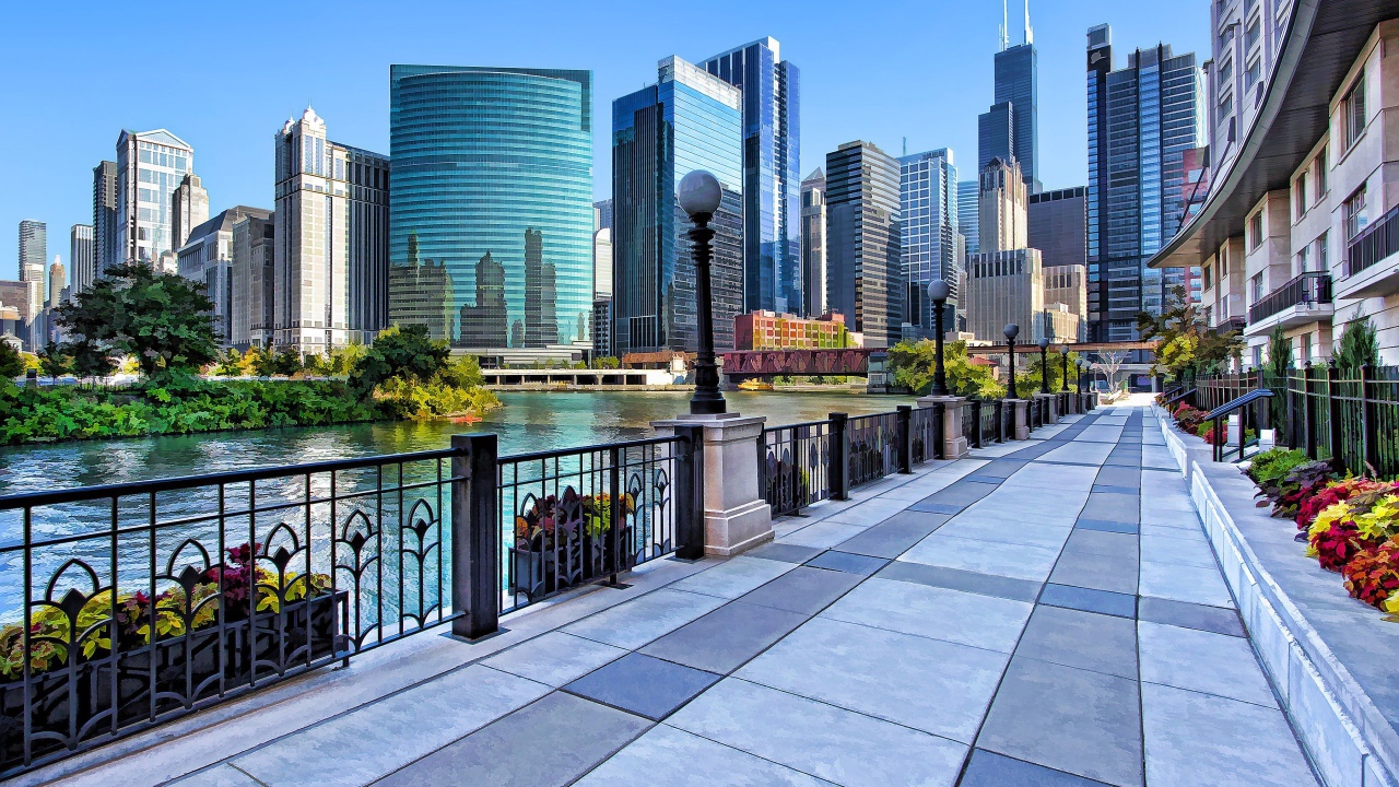 Пешеходная набережная в большом городе