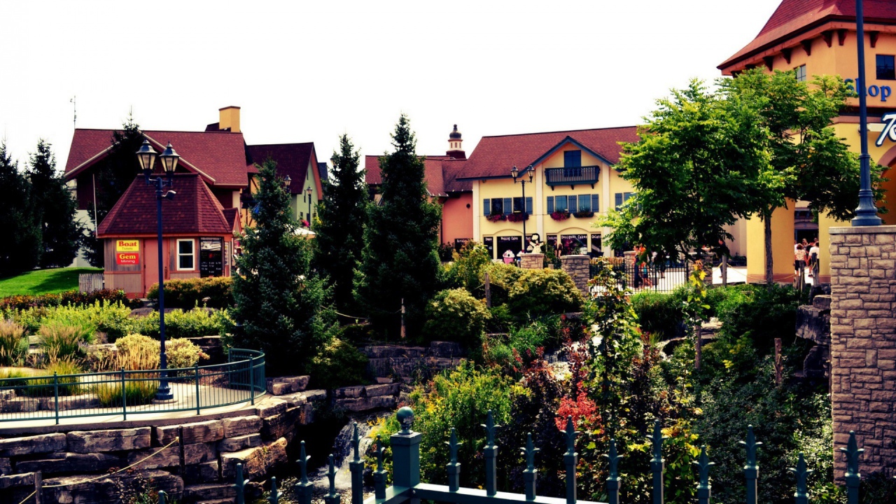 Городок утопает в зелени