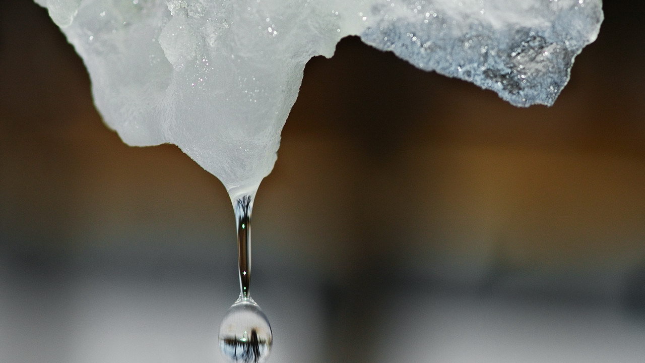 Капля воды падает с льдины