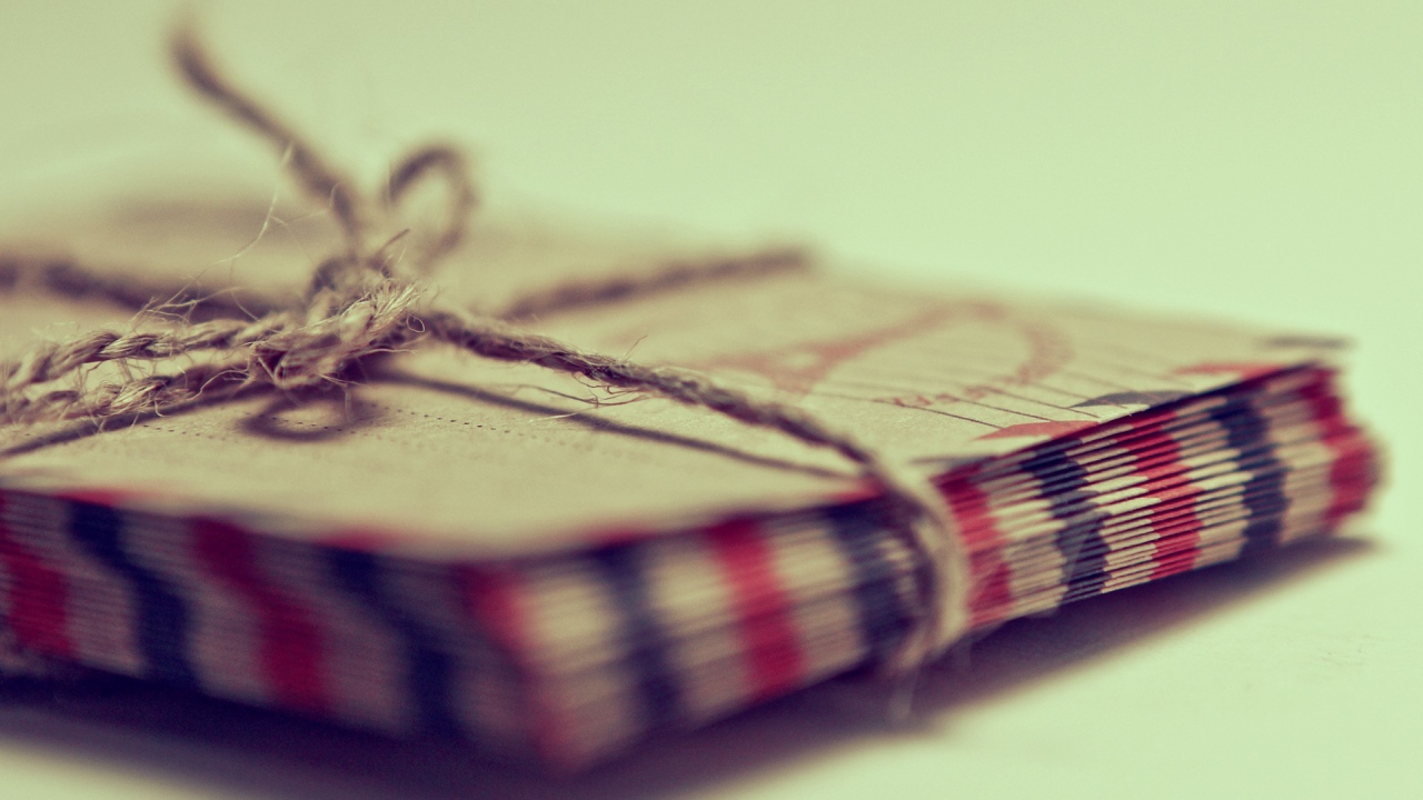 Стопка писем перевязана веревкой