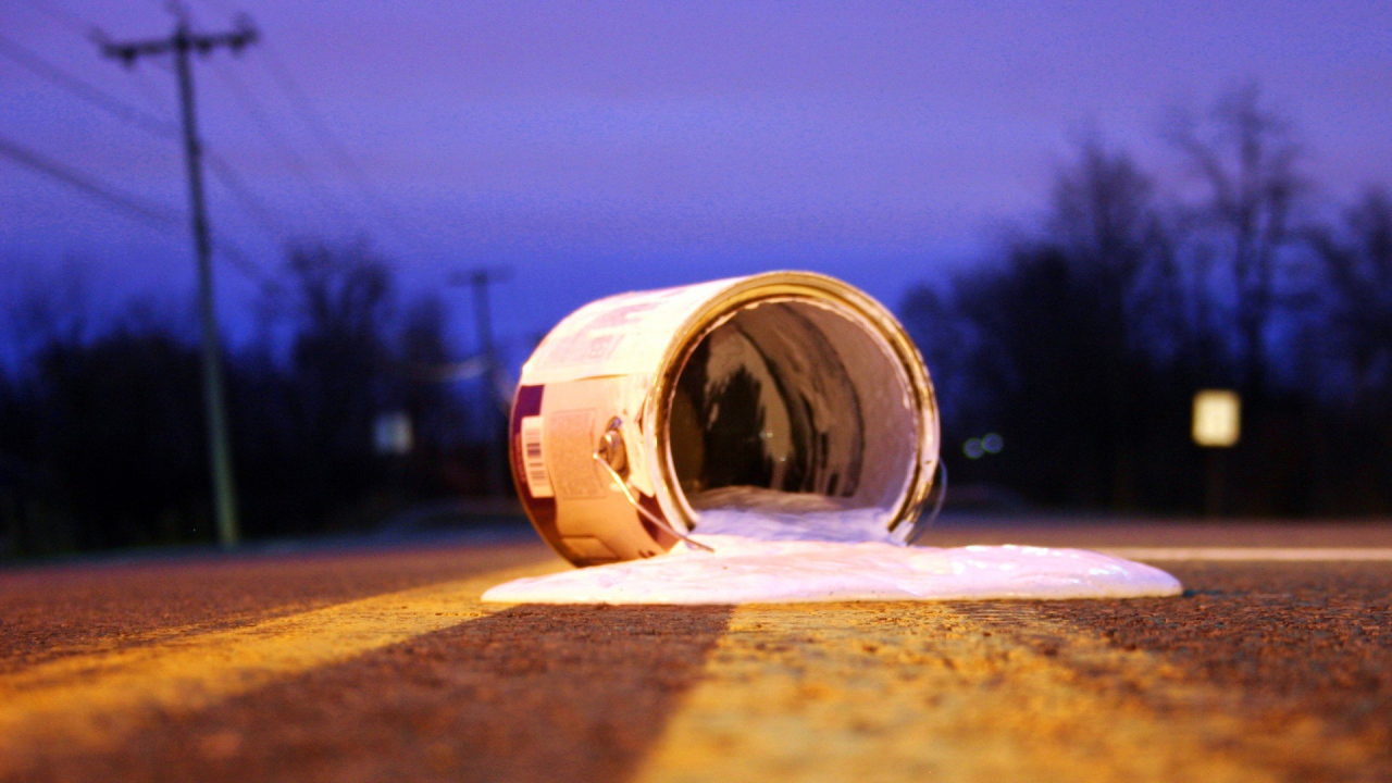 Банка краски на асфальте