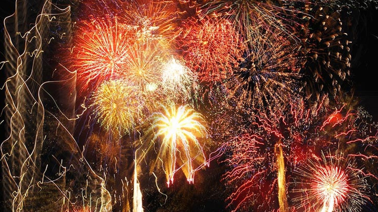 Яркий новогодний фейерверк