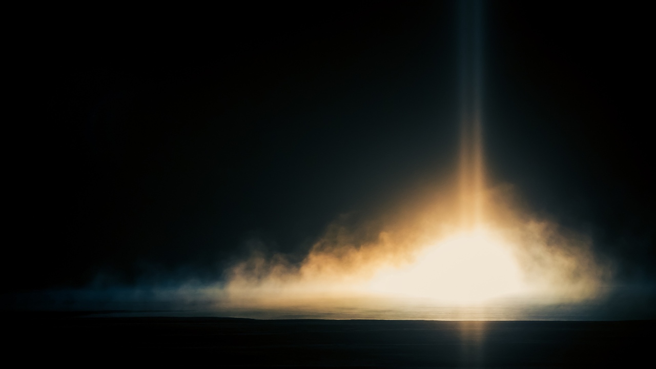 Яркий свет в ночи