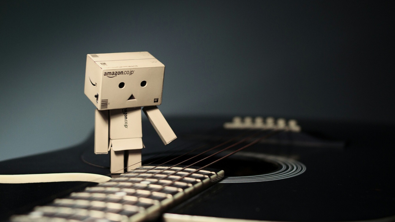 Дандо на черной гитаре