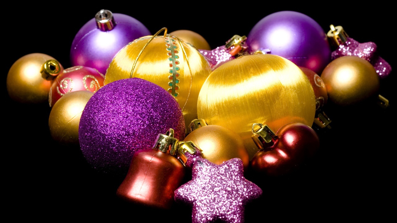 Украшения для елки на черном фоне