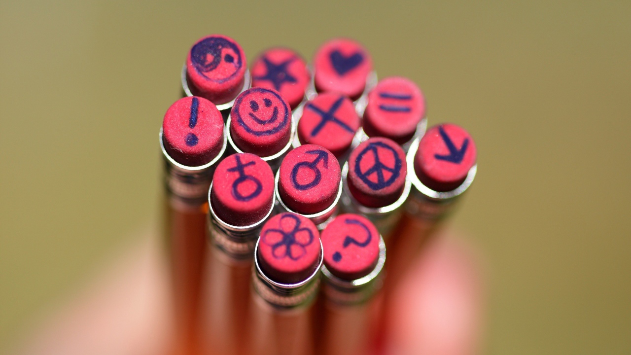 Рисунки на ластиках карандашей