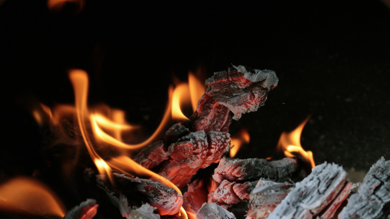 Раскаленные угли костра