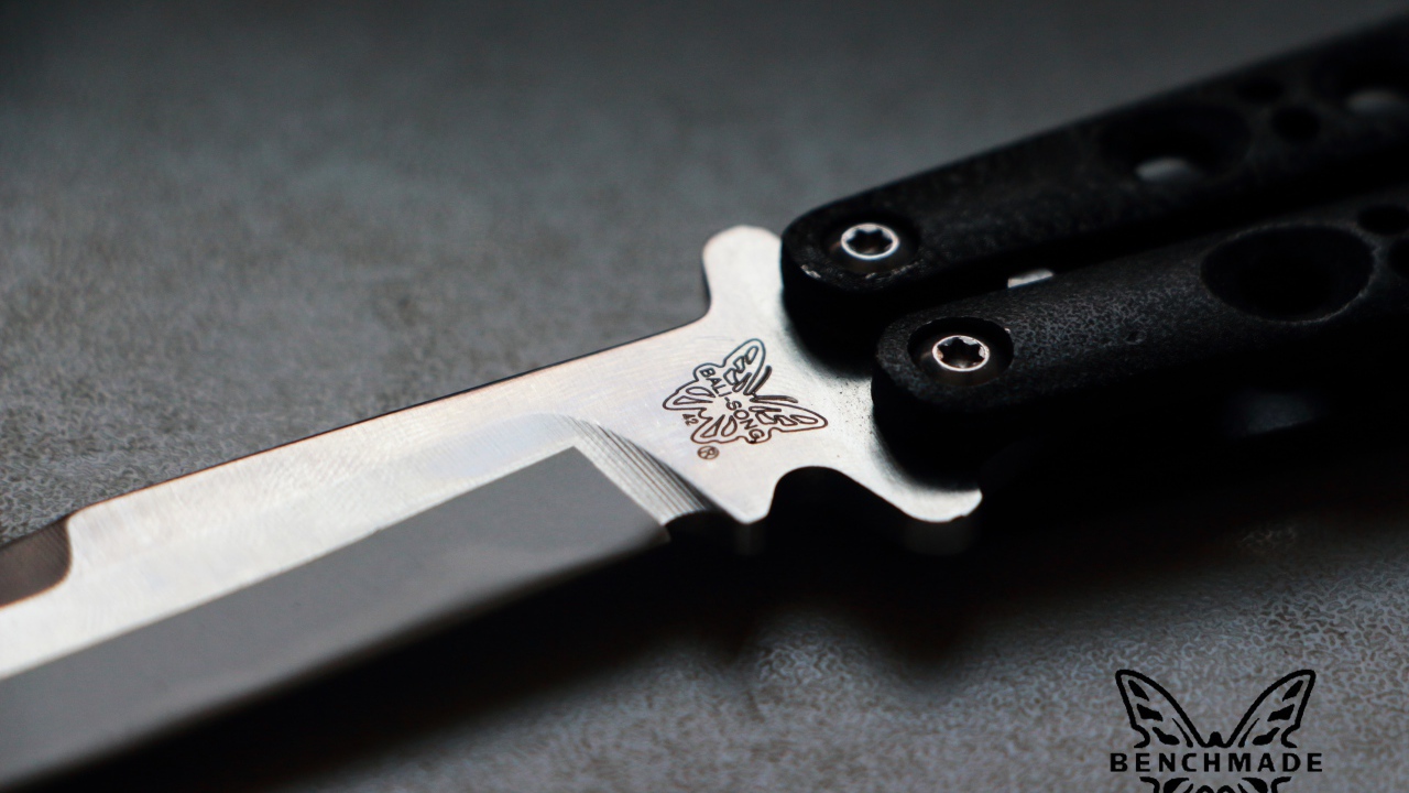 Гравировка бабочка на ноже