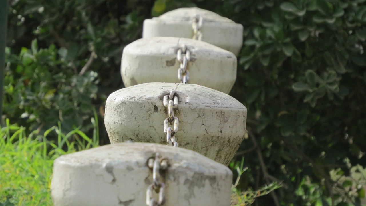 Ограждение из каменных столбов и цепей