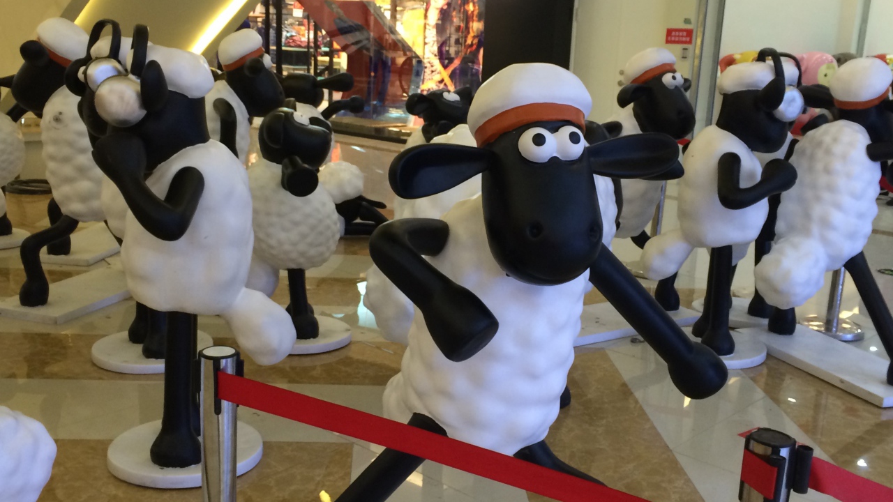 Фигурки овец в холле