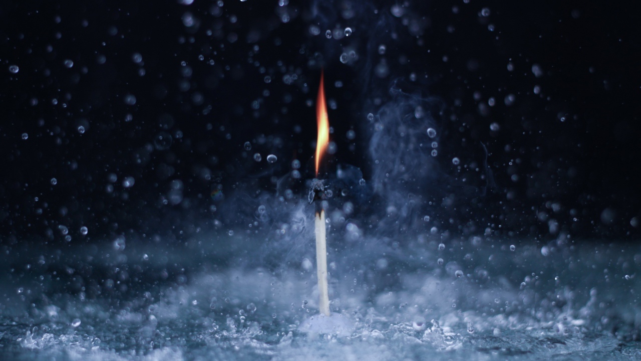 Пламя спички среди капель воды