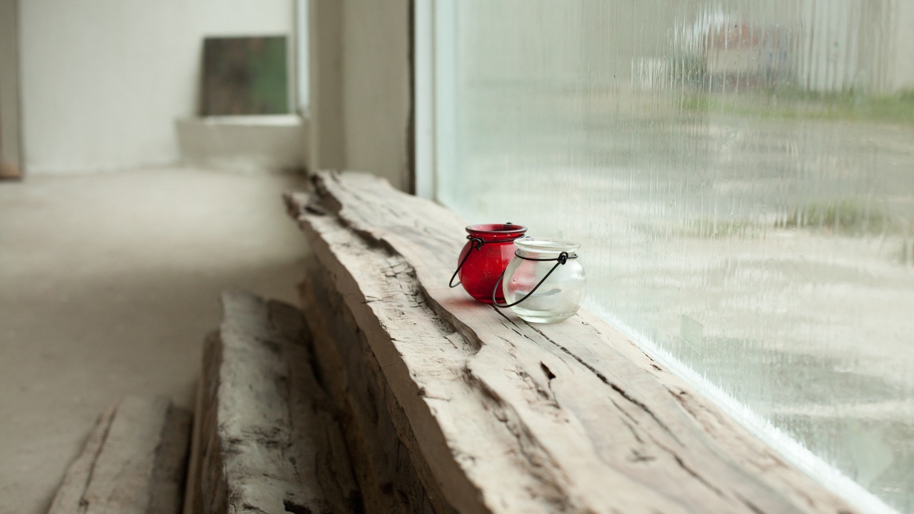 Стеклянные сосуды на подоконнике