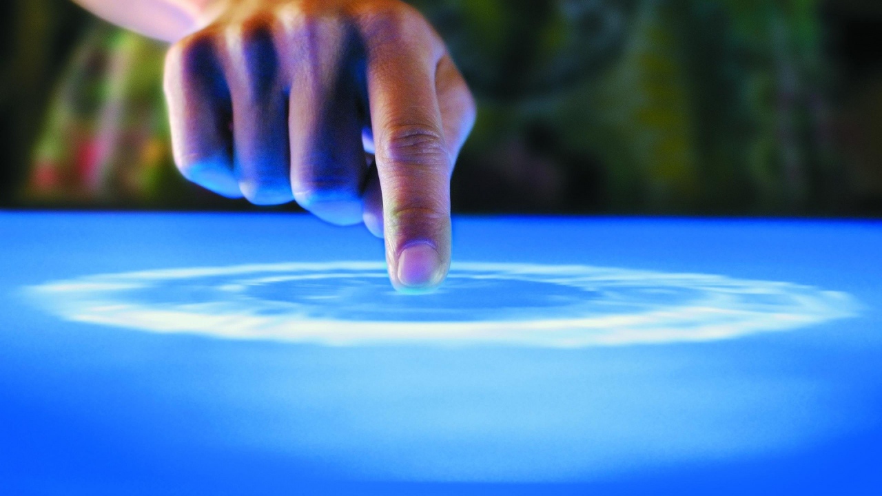 Рука касается воды