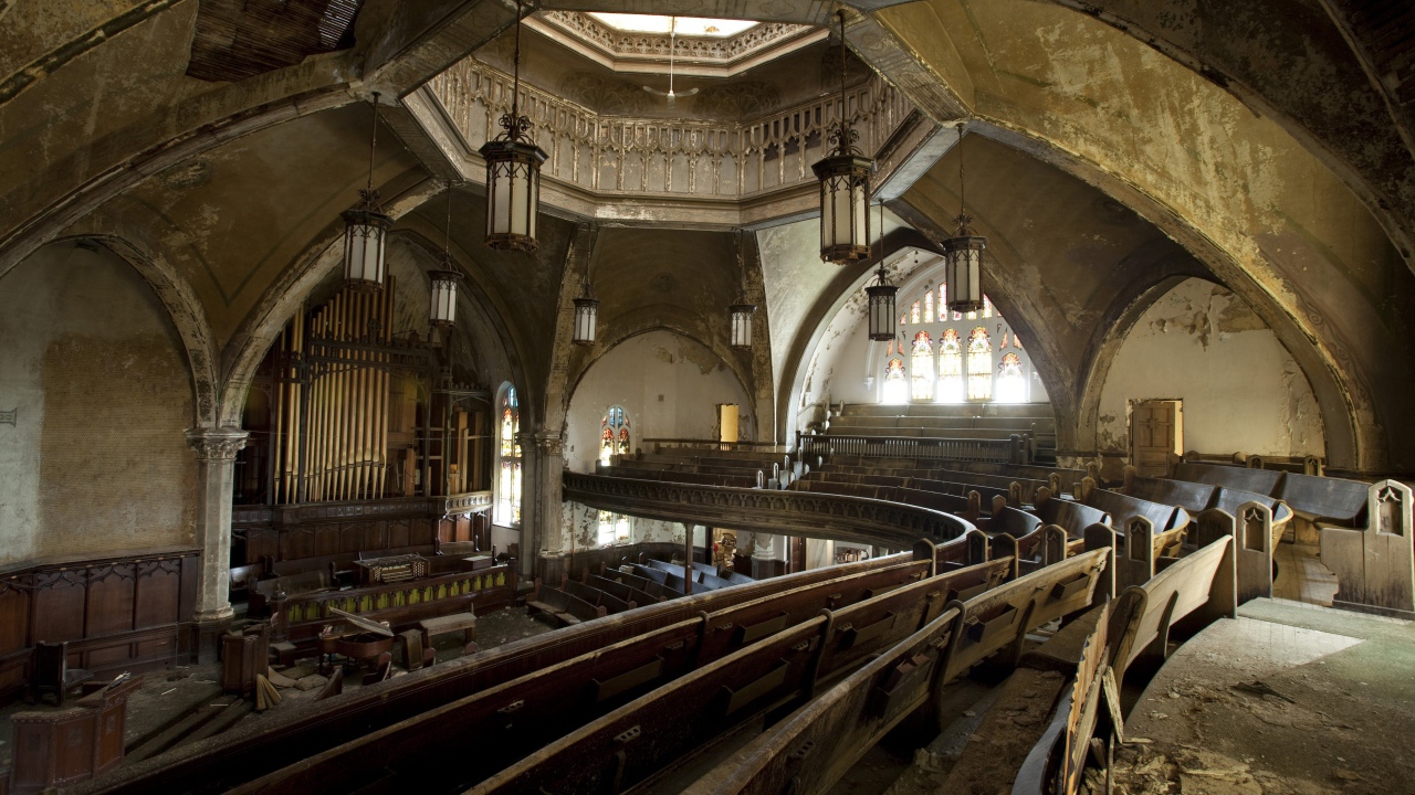 Интерьер заброшенной церкви