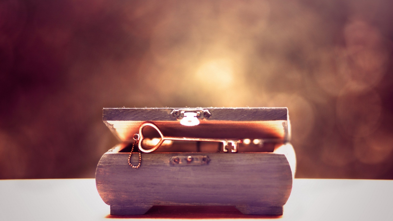 Ключ и деревянная шкатулка