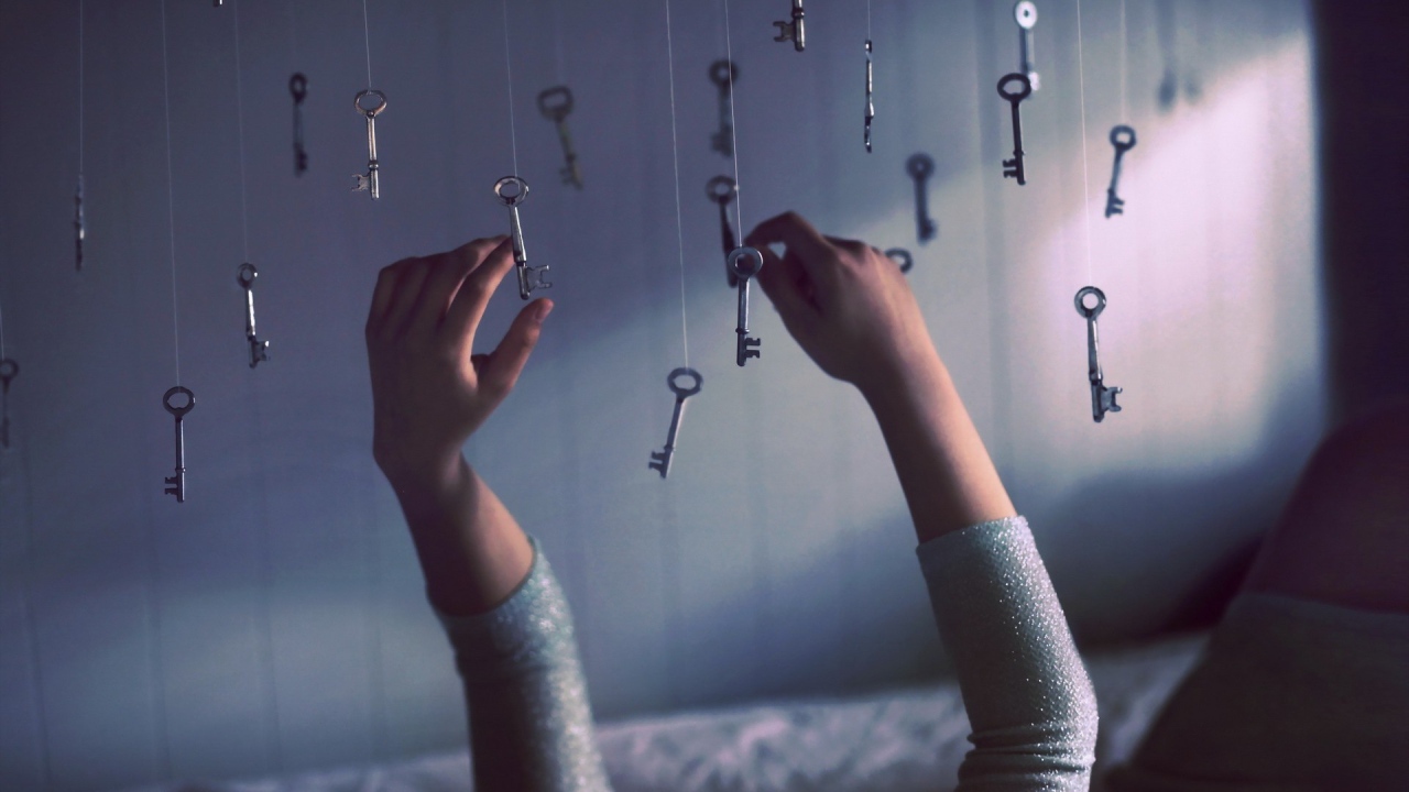 Ключи висят на нитках