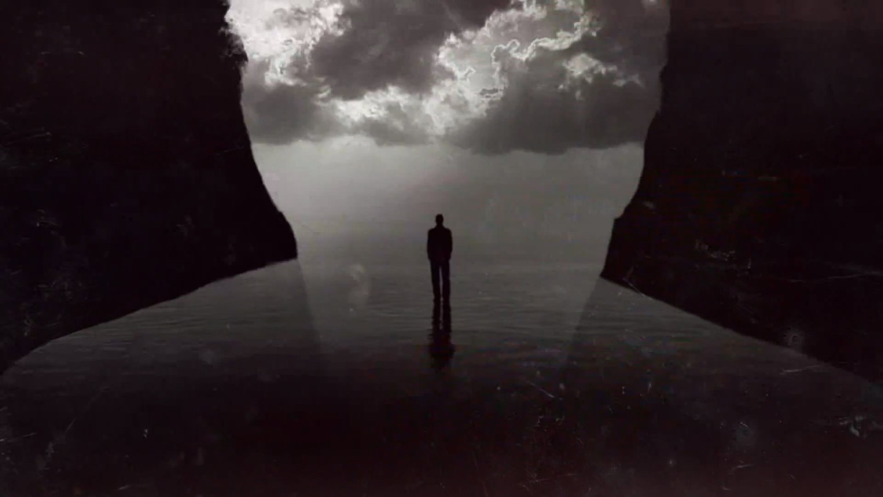 Человек между двух скал