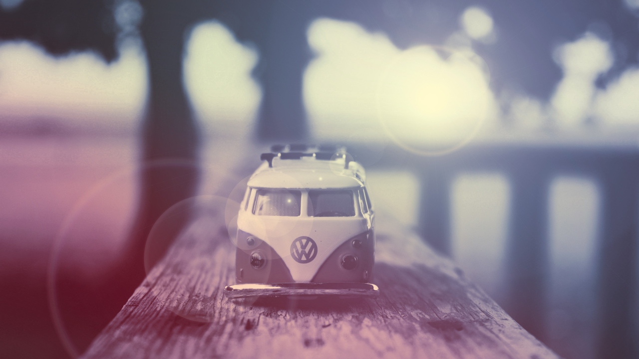 Модель старого автомобиля на доске