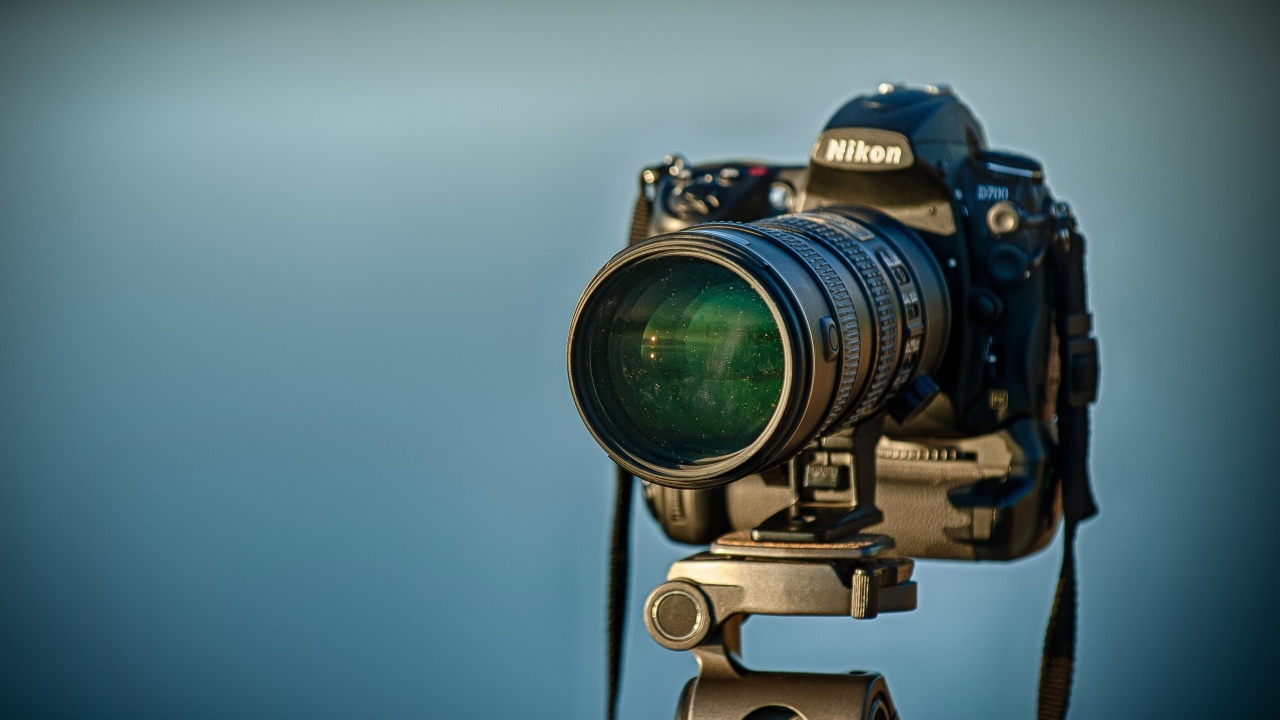 Фотоаппарат Nikon на треноге