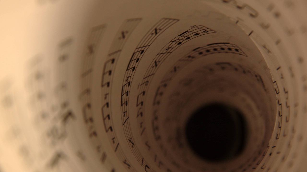 Ноты свернуты в трубку