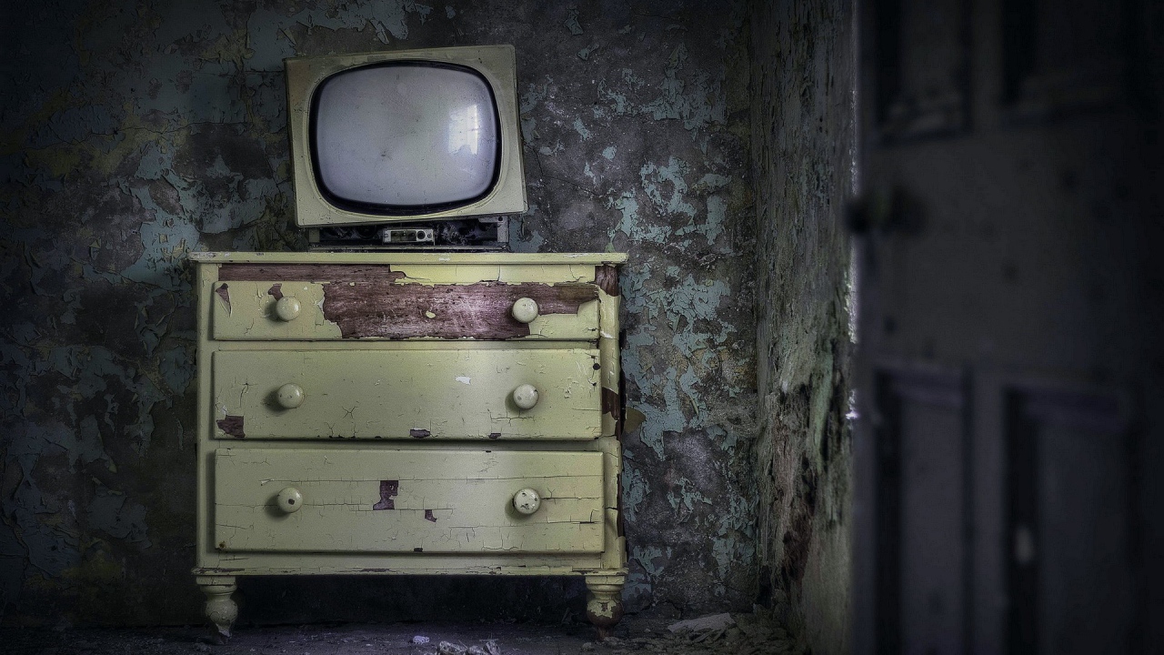 Старый телевизор на старом комоде