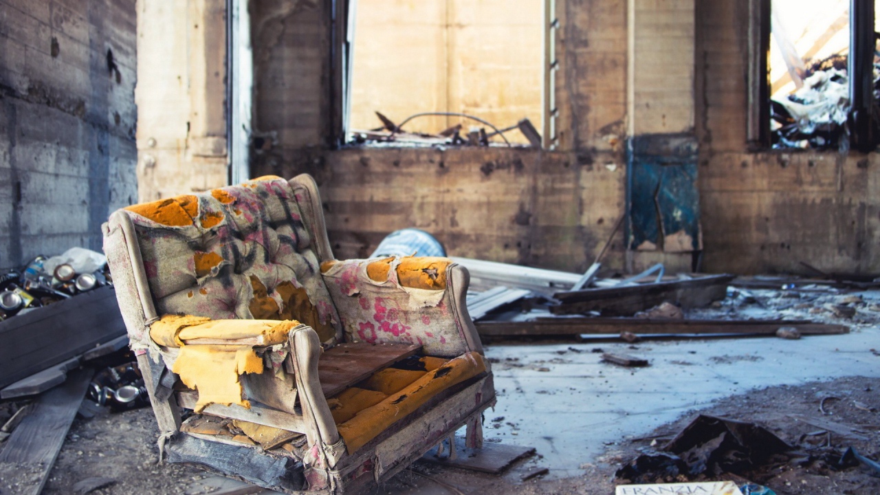Старое кресло в разрушенном доме