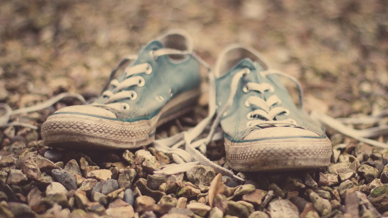 Старые кеды на гальке