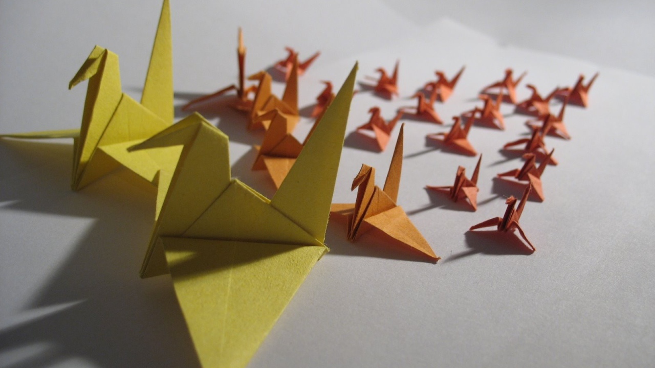 Фигурки оригами из желтой и оранжевой бумаги