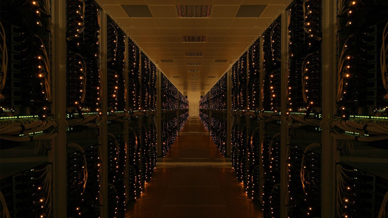 Стойки с серверами в дата центре