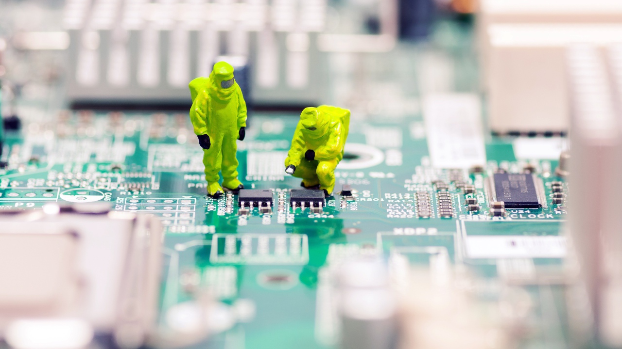 Ремонтники на компьютерной плате