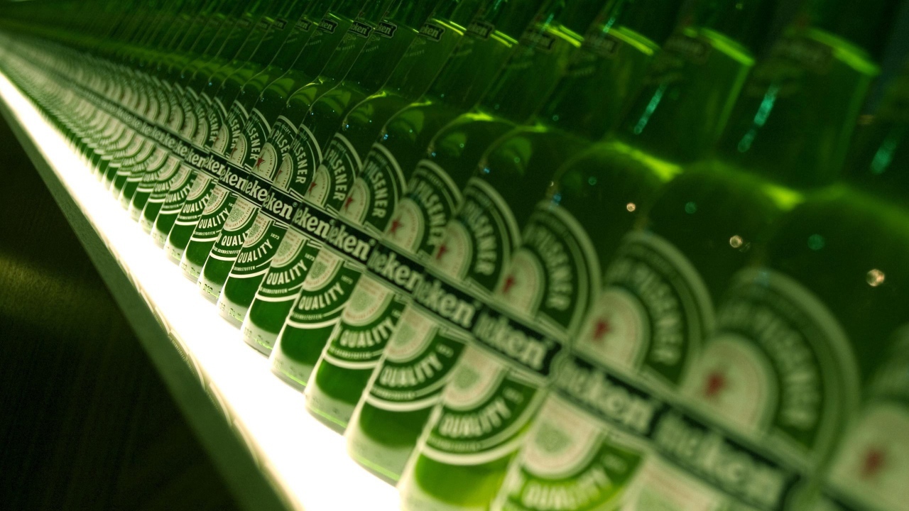 Ряд бутылок пива Heineken на полке