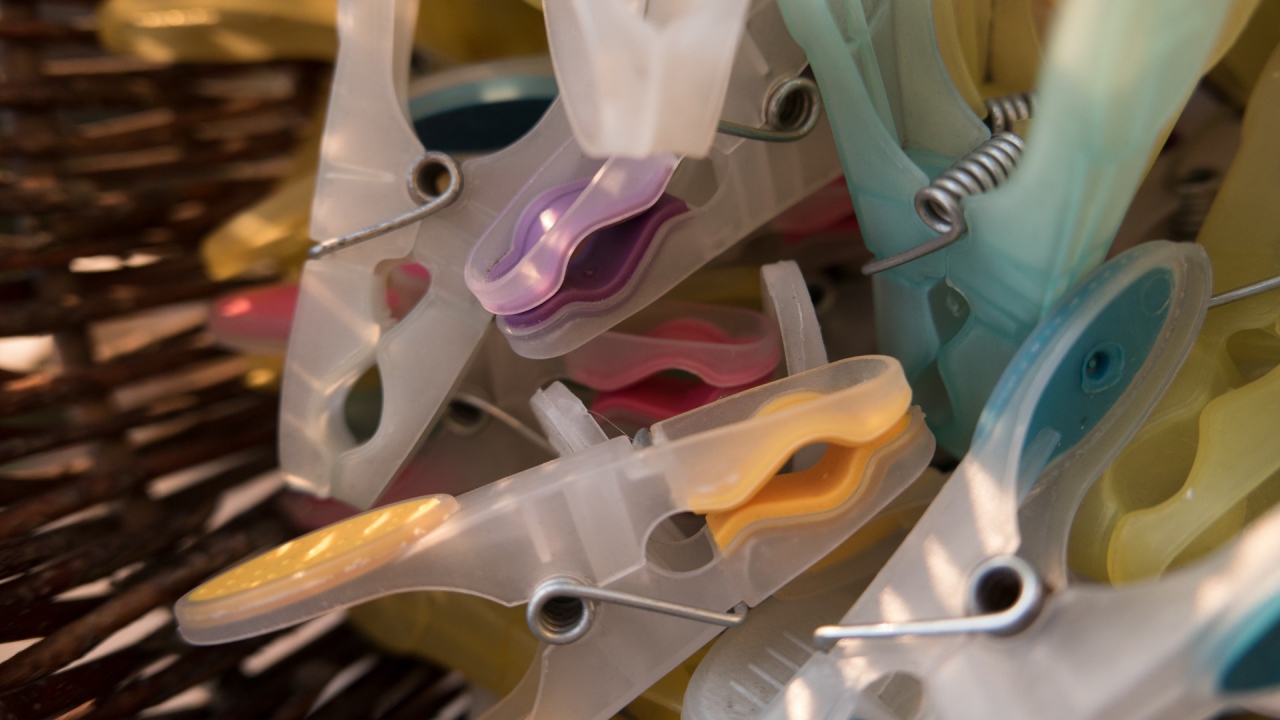 Несколько бельевых прищепок