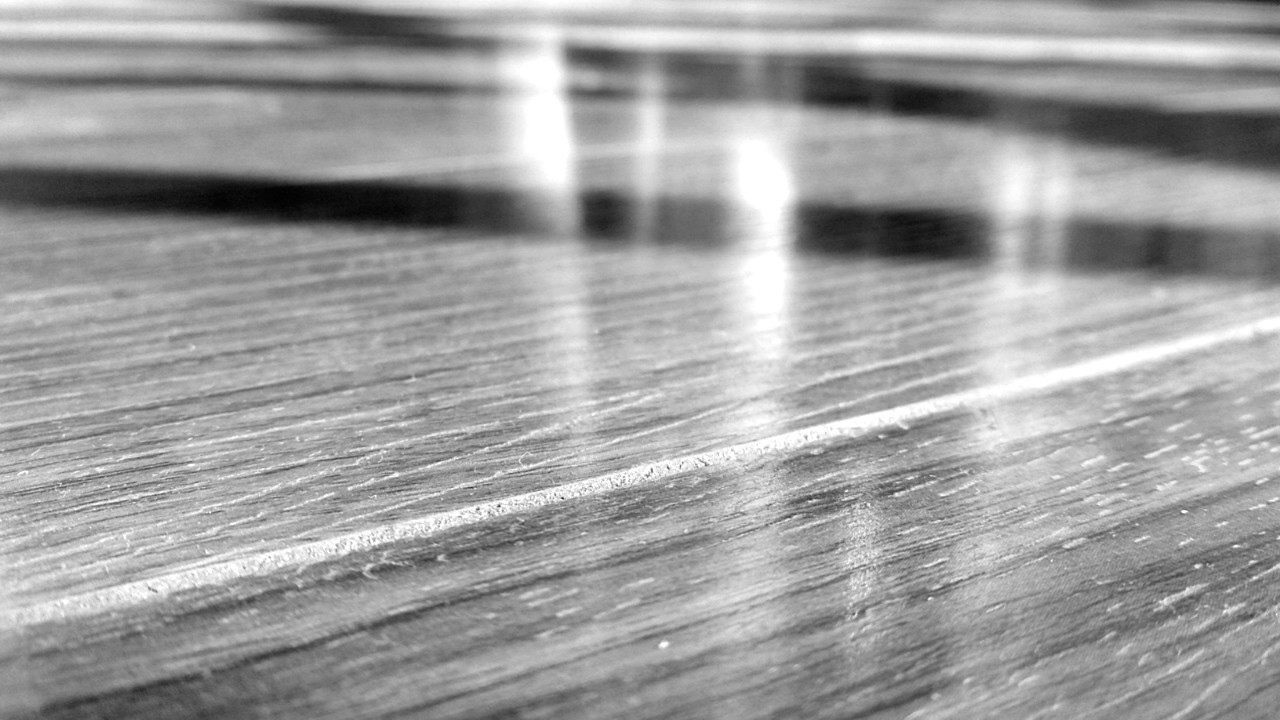 Блестящий деревянный пол