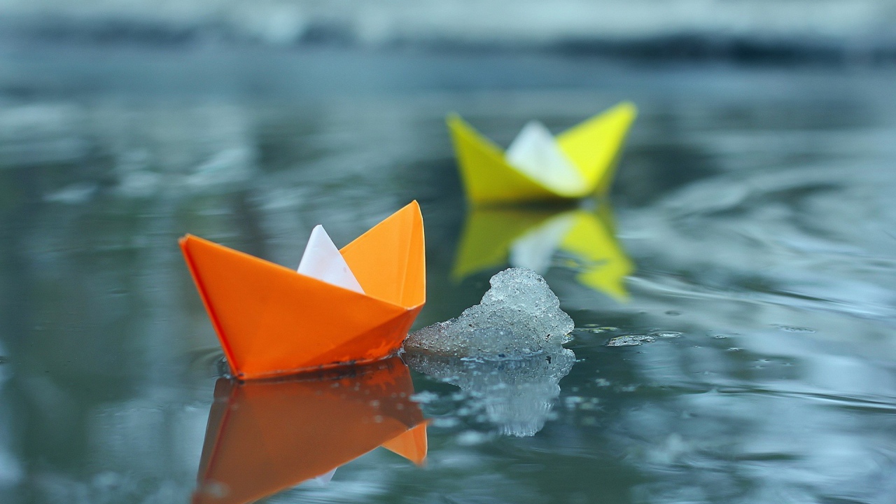 Кораблики из оранжевой и желтой бумаги