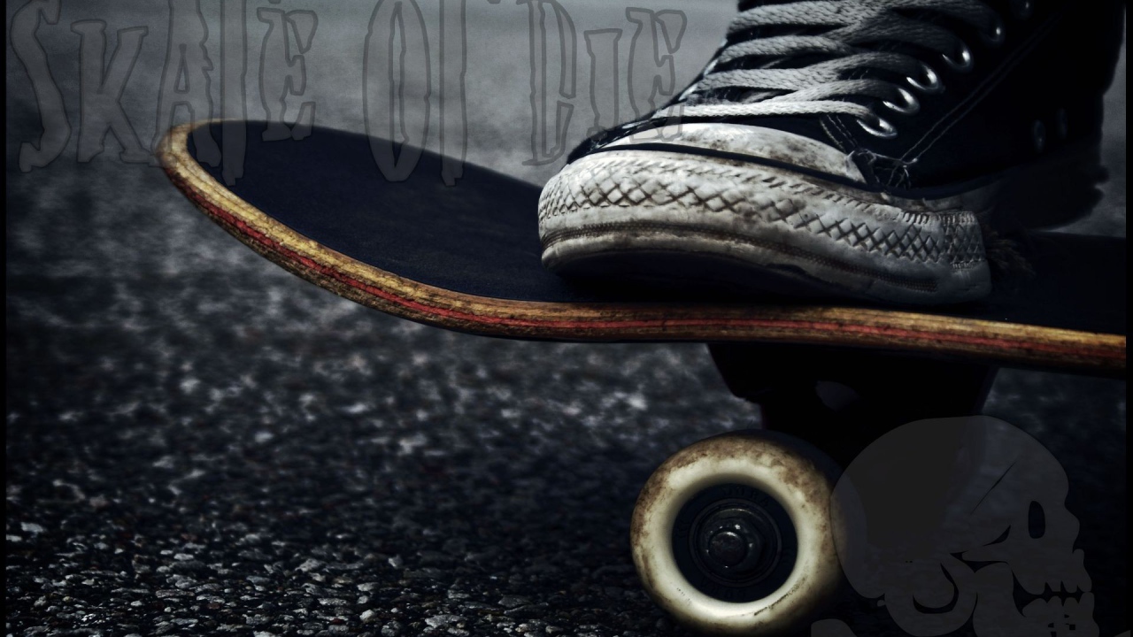 Скейтер в кедах марки Converse