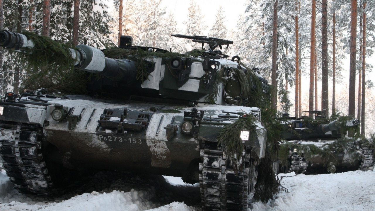 Танк в маскировке в лесу