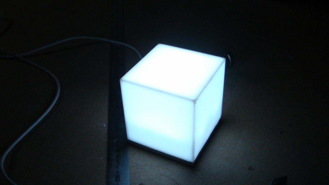 Светильник в форме белого куба