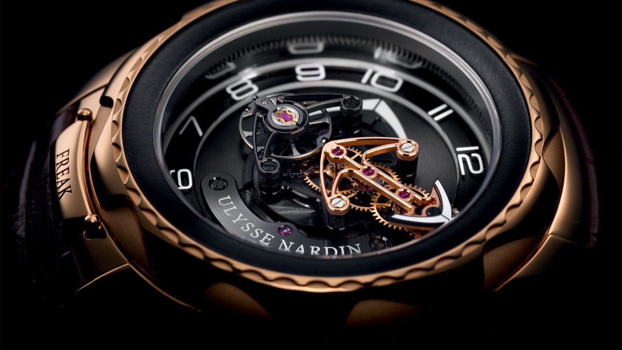 Механизм в корпусе дорогих часов