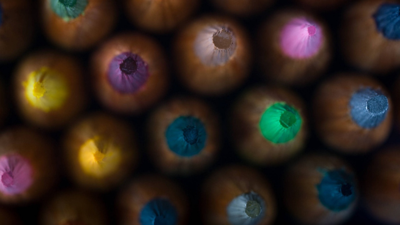 Кончики разноцветных карандашей