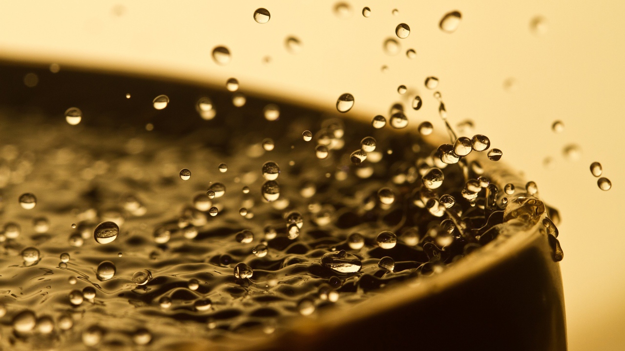 Капли воды у края емкости с водой