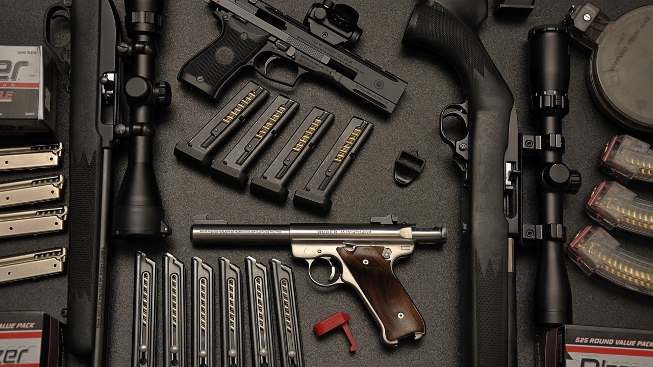 Оружие и боеприпасы на столе