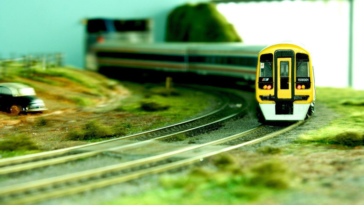 Желтый игрушечный поезд