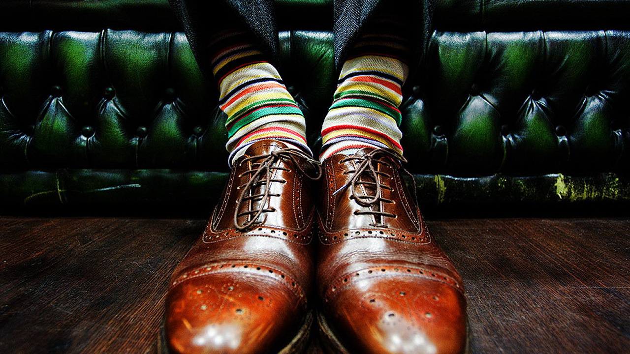 Ноги в коричневых ботинках