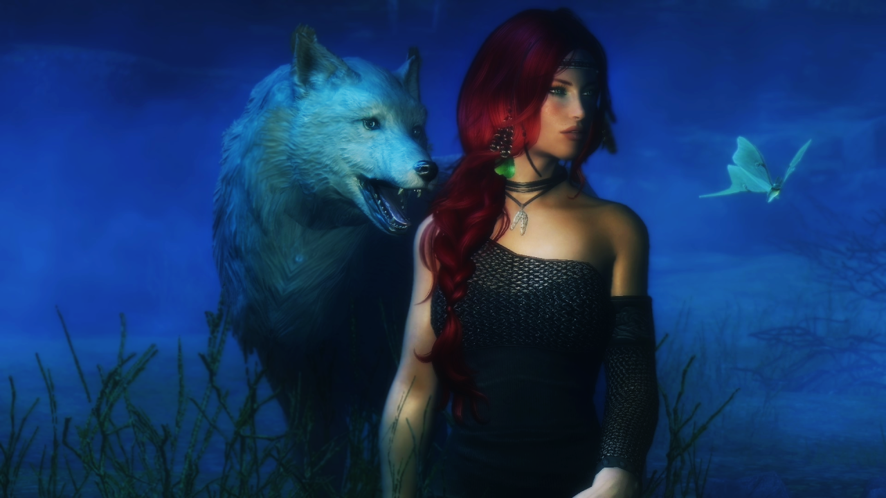 Девушка со своим ручным волком